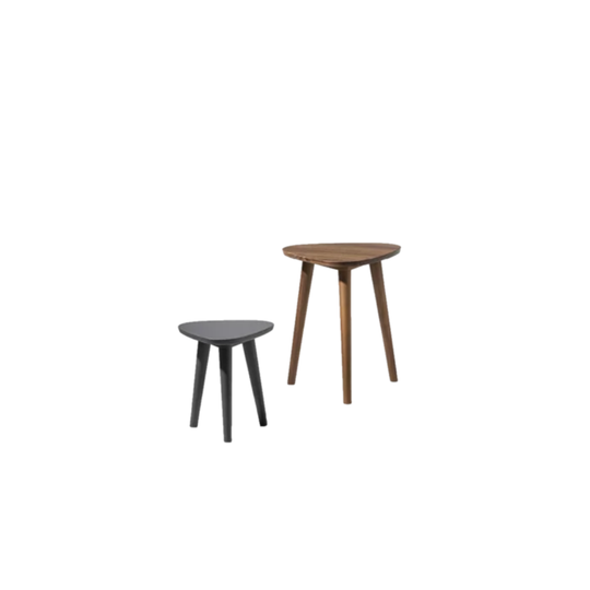 Table basse Brick Gervasoni vue de face, plateau triangulaire aux coins arrondis en bois massif