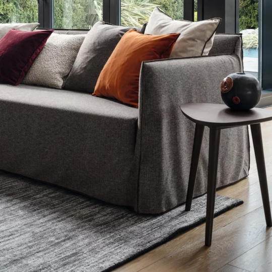 Table basse Brick design Paola Navone, silhouette triangulaire dynamique en bois naturel