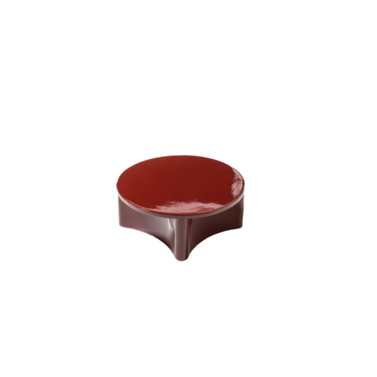 Table basse Guna Gervasoni vue de face avec plateau rond et base striée en Millgres