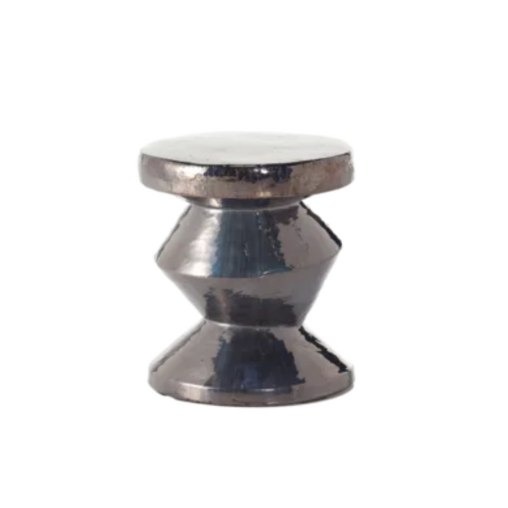Table basse-pouf Inout Gervasoni en béton GFRC design totem asymétrique