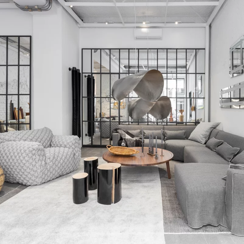 Détail finition noire et veines du bois table Log Gervasoni