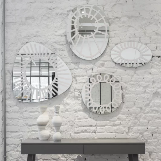 Détail décor pinceau Miroir Brick Gervasoni cadre blanc artistique