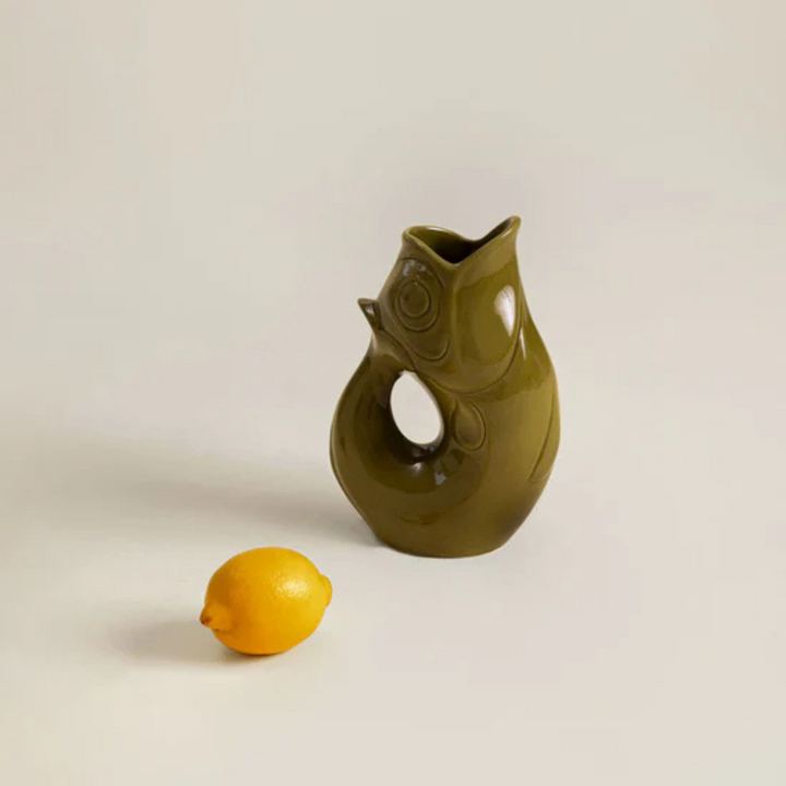 Pichet vase Glouglou Charolles 1844 en vert olive, faïence française premium pour la décoration de table
