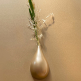Soliflore mural Goutte de Terre or blanc Monochromic, vase en céramique artisanale avec finition dorée