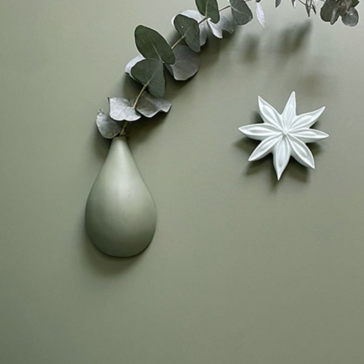 Soliflore mural Goutte de Terre en céramique verte Provence, décoration murale artisanale Monochromic