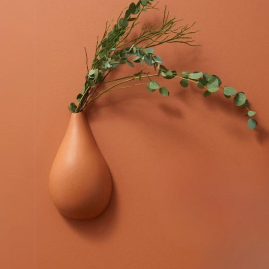 Soliflore mural Goutte de Terre Monochromic en terracotta, vase céramique artisanal de forme organique pour décoration intérieure