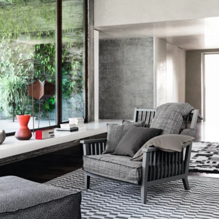 Détail du dossier enveloppant à barreaux du fauteuil lounge Gray 07 bois massif