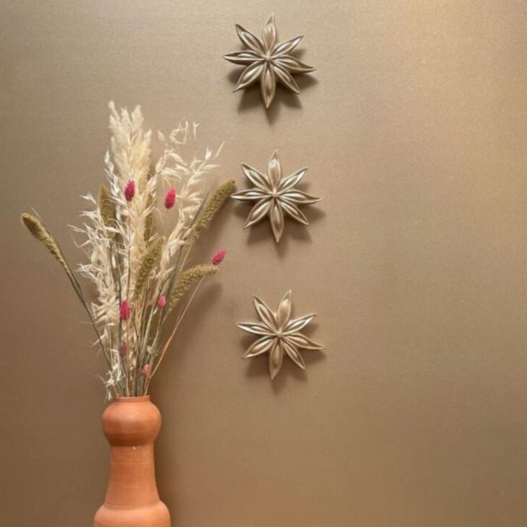 Fleur d'anis Janis Monochromic en céramique avec finition or blanc, décoration murale artisanale