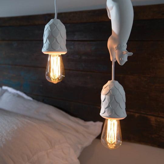 Suspension Sherwood Robin Karman avec gland lumineux en céramique blanche mate et écureuil sculptural décoratif
