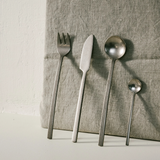 Set complet de 24 couverts La Mère Serax avec couteaux fourchettes cuillères présenté en coffret cadeau premium