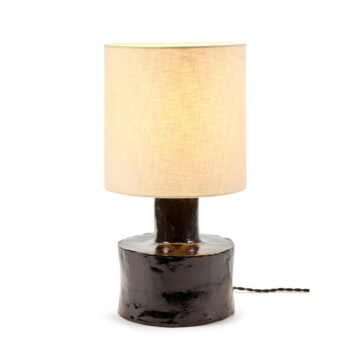 Lampe à poser Catherine noire Serax en céramique avec abat-jour beige, design sculptural Marie Michielssen