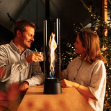 Lanterne design Höfats Spin Air 1200 noire allumée sur une table de terrasse.