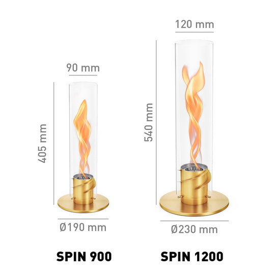 Utilisation nocturne du Höfats SPIN 1200 doré en tant que lanterne d'extérieur coupe-vent, offrant un éclairage d'ambiance chaleureux pour l'aménagement d'une terrasse.