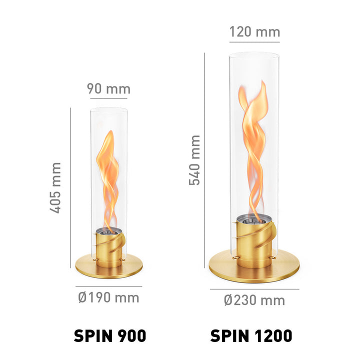 Utilisation nocturne du Höfats SPIN 1200 doré en tant que lanterne d'extérieur coupe-vent, offrant un éclairage d'ambiance chaleureux pour l'aménagement d'une terrasse.