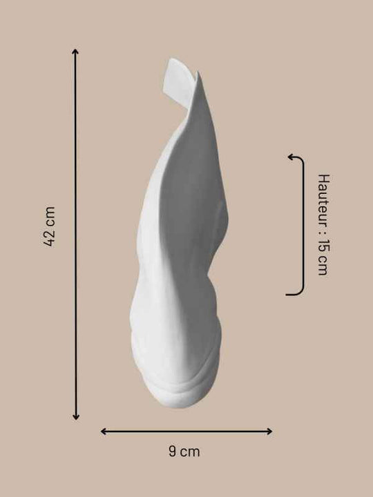 Détail sculpture poisson bleu outremer Marius Monochromic design épuré