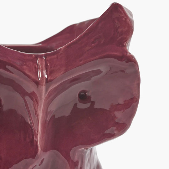 Détail de la forme hibou du vase After Midnight en teinte pourpre foncé