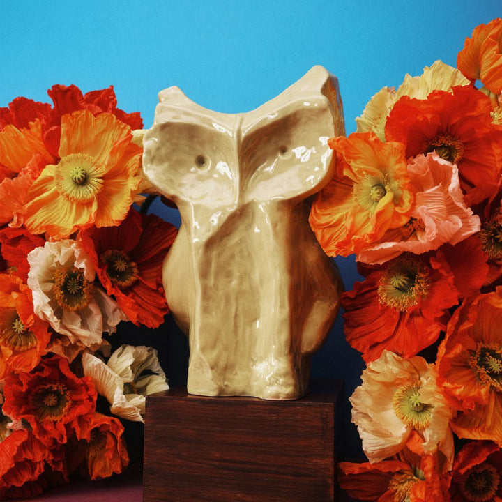 Détail de la texture émaillée et de la teinte jaune profond du vase Owl L