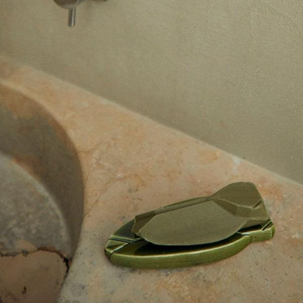 Porte-savon en céramique émaillée vert Provence avec savon de Marseille végétal Monochromic
