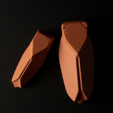 Sculpture de cigale en terracotta de la marque Monochromic, objet de décoration façonné à la main, style méditerranéen authentique