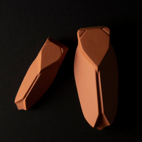 Sculpture de cigale en terracotta de la marque Monochromic, objet de décoration façonné à la main, style méditerranéen authentique