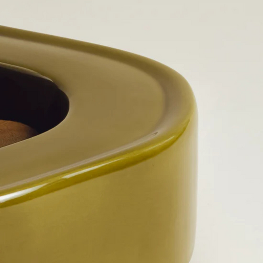 Détail de la coupe Ondulation en céramique olive, silhouette courbe et élégante