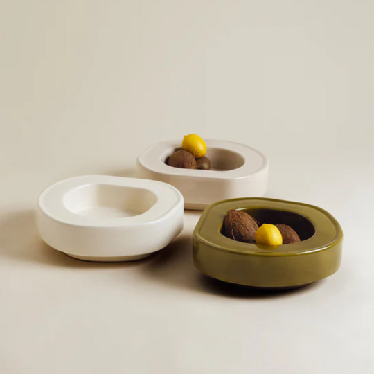 Coupe Ondulation Charolles 1844 décoration table, composition artistique olive et blanc