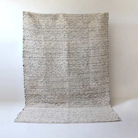 Tapis Piana noir minimaliste en coton recyclé Masamé vue d'ensemble 180x250cm