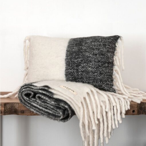 Couverture laine Vicky noir et blanc drapage canapé style bohème chic