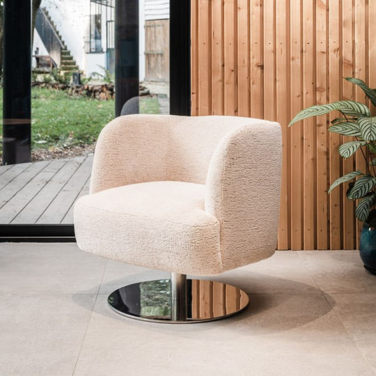 Détail du rembourrage et de la structure en hêtre massif du fauteuil Bold Ralph M