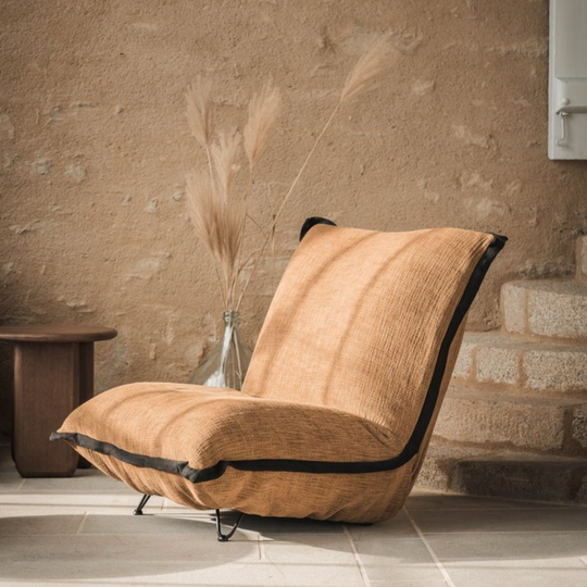 Détail des courbes et finitions du fauteuil haut de gamme Ralph M Moia