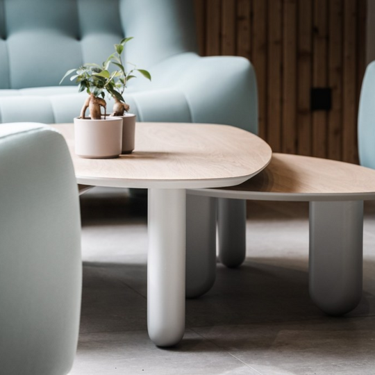 Table basse Galet Ralph M posée dans un intérieur salon moderne avec lignes épurées