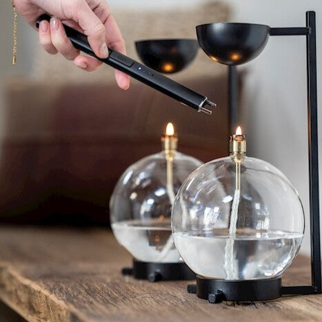 Design élégant du briquet sans flamme Peri Living finition noire vue de face et profil