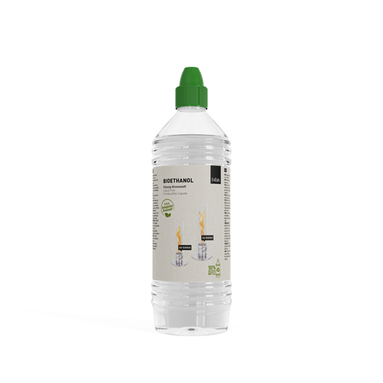 Remplissage du réservoir d'un brasero de table Höfats Spin avec la bouteille de bioéthanol liquide de 1L.
