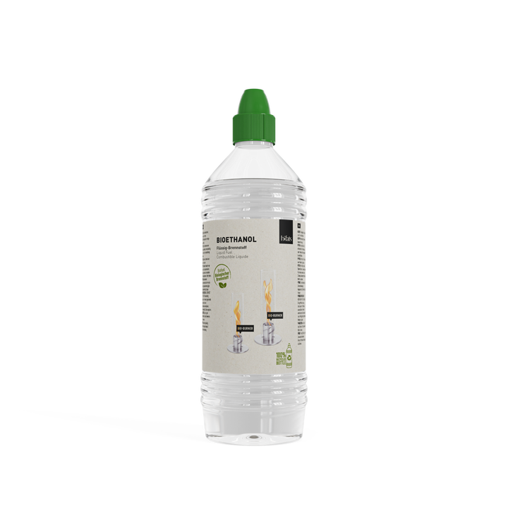 Remplissage du réservoir d'un brasero de table Höfats Spin avec la bouteille de bioéthanol liquide de 1L.