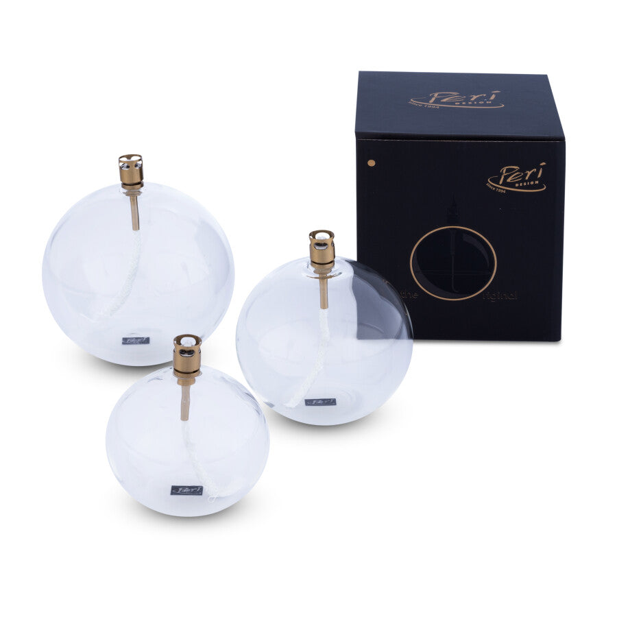 Détail lampe huile design laiton mèche fibre de verre allumée ambiance chaleureuse