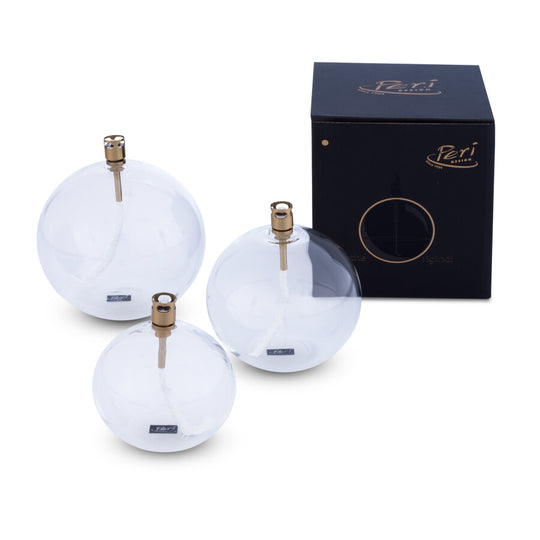 Détail lampe huile design laiton mèche fibre de verre allumée ambiance chaleureuse