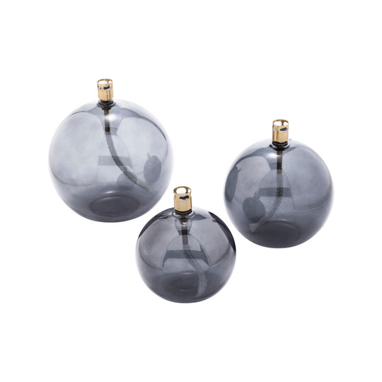 Détail lampe à huile Peri Living teinte fumée avec mèche fibre de verre, éclairage d'ambiance haut de gamme