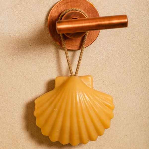 Savon décoratif parfumé coquillage blanc Monochromic x Fer à Cheval, design minimaliste méditerranéen pour salle de bain