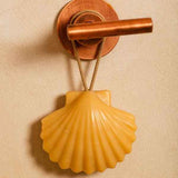 Savon décoratif parfumé coquillage blanc Monochromic x Fer à Cheval, design minimaliste méditerranéen pour salle de bain
