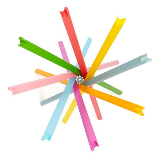 Détail du porte-manteau Sciangai avec ses lignes épurées inspirées du jeu Mikado