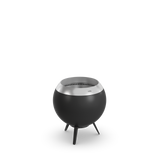 Socle en fonte massive surélevé du brasero Höfats MOON 45 garantissant la stabilité de la structure et la protection thermique du sol.