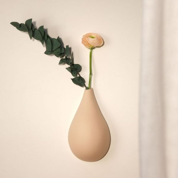 Vase mural décoratif artisanal Monochromic Terre Rose, pièce en céramique façonnée à la main reflétant la lumière