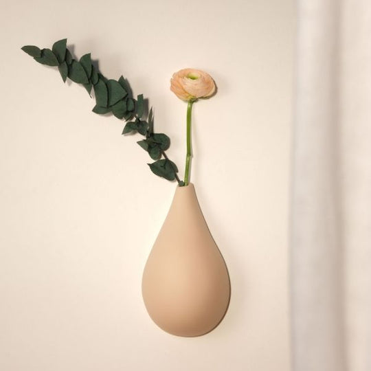 Vase mural décoratif artisanal Monochromic Terre Rose, pièce en céramique façonnée à la main reflétant la lumière