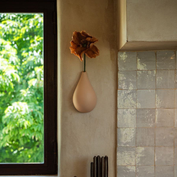 Soliflore mural Goutte de Terre Monochromic en céramique rose avec finition or blanc, design organique inspiré des gouttes de pluie