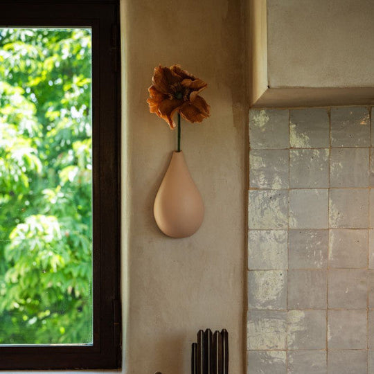 Soliflore mural Goutte de Terre Monochromic en céramique rose avec finition or blanc, design organique inspiré des gouttes de pluie