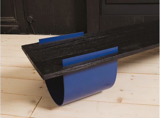 Détail du bois shou-sugi-ban japonais de la table basse Babel Brune