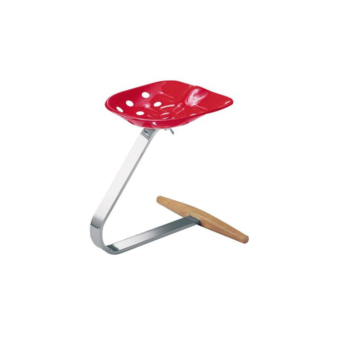 Tabouret Mezzadro Zanotta vue de face avec assise en tôle rouge et structure chromée