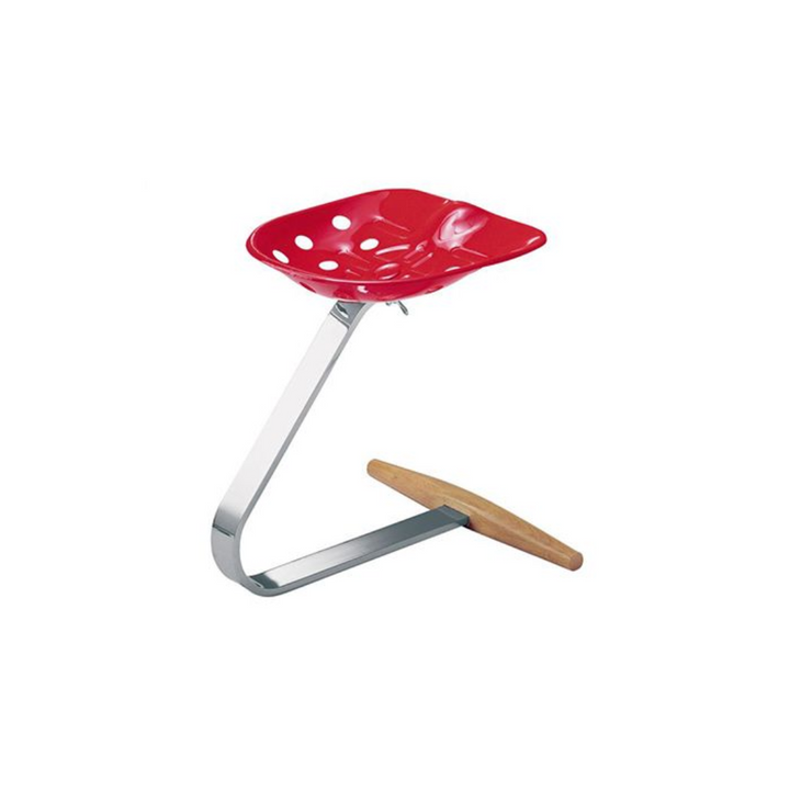 Tabouret Mezzadro Zanotta vue de face avec assise en tôle rouge et structure chromée