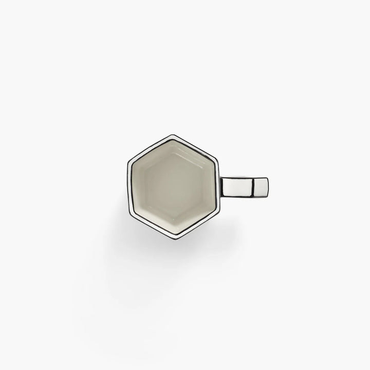 Tasses Carte Blanche collection Serax détail formes anguleuses inspirées prototypes carton porcelaine artisanale haut de gamme