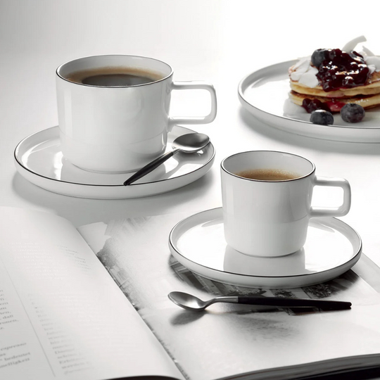 Tasse blanc brillant et ligne noire délicate tracée à la main